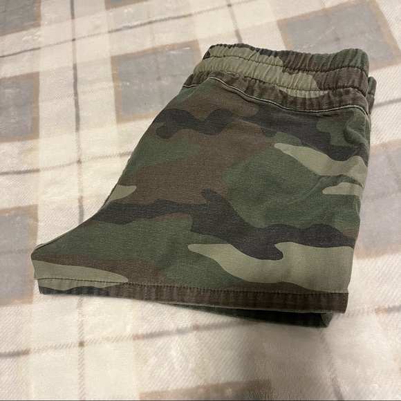 ✨SOLD✨Aritzia TNA Camo Short Shorts Size Small - Picture 3 of 6